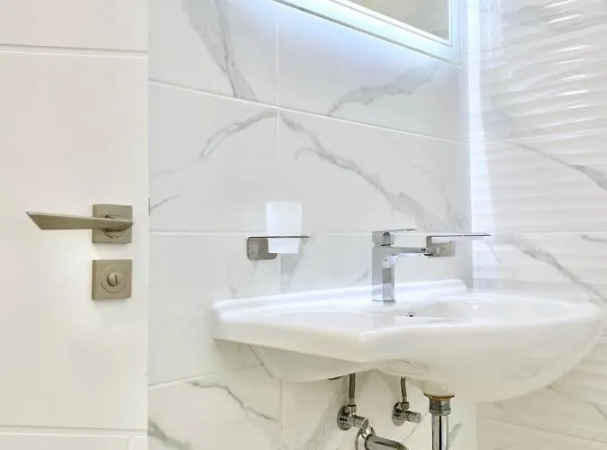 Апартамент Sea View With Free Parking